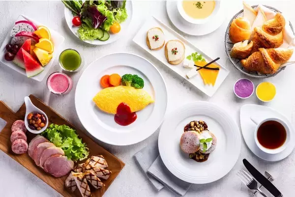 【ホテル日航アリビラ】〈10月1日より朝食ブッフェをリニューアル〉ブッフェには「パンケーキ」や「肉厚ビーフバーガー」など60種以上をラインアップ！和朝食には「琉球八寸」などのご当地メニューが登場
