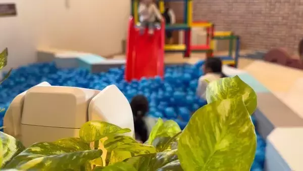 1台しかない高級車を全店舗からリアルタイムに体感。TOMODYのWRIDGE RCAが81FACTORY&CAFEに導入、子どもが遊ぶ笑顔を見ながら商談できるキッズカフェも実現