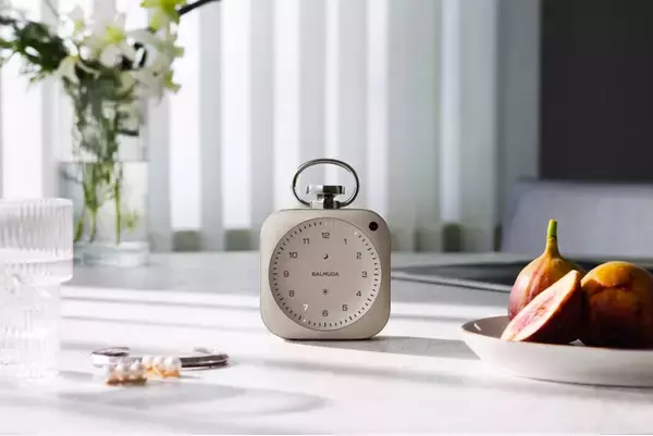 共に時を刻むプロダクト「The Clock」に 特別カラー「シャンパンゴールド」が登場