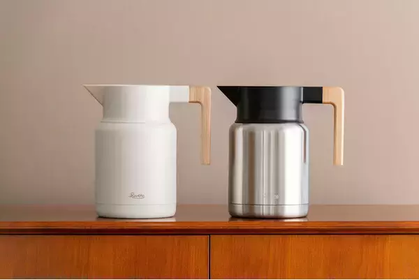 インドア、アウトドア、あなたはどっち派？ 話題の『サーモジャグ』に、インテリアに馴染む「オフホワイト」と、冒険心を掻き立てる「シルバー」の２色が同時発売