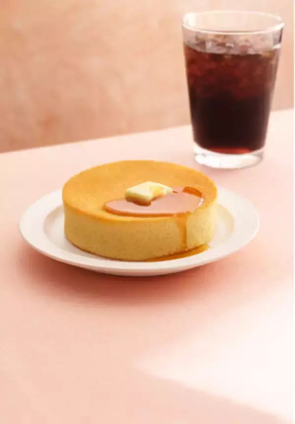 【MOS】「モスバーガー＆カフェ」限定で販売していたスイーツが、ついにモスバーガー店舗に登場！「ふんわりスフレパンケーキ＜メープルシロップ＞」