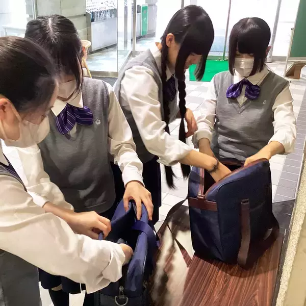 「「大人が決めるのは簡単。だからこそ自分たちで選んで誇りをもってほしい」創立150周年の跡見学園中学校高等学校とマザーハウスのスクールバッグプロジェクト」の画像