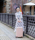 「HoldOn公式イメージキャラクター「篠崎こころ」がクリアストーン 楽天店舗で実施する楽天ライブショッピングに出演！６月18日（火）２１時３０分よりHoldOnのスーツケースをライブコマース配信！」の画像1