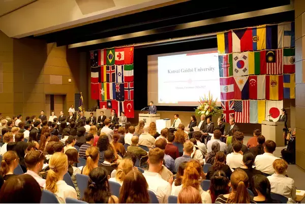 【関西外国語大学】2026年度の9月入学式が挙行され、学部への編入学生や留学生、38ヵ国・地域の449人が外大生に仲間入りしました