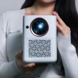 「投影画面にスタイラスで直接書き込める画期的なプロジェクター「GeeProjector」をガジェットストア「MODERN g」で販売開始」の画像1