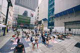 「【イベントレポート】東急歌舞伎町タワー前で朝のヨガイベント「IGNITE × 東急歌舞伎町タワー KABUKICHO YOGA」を開催」の画像1