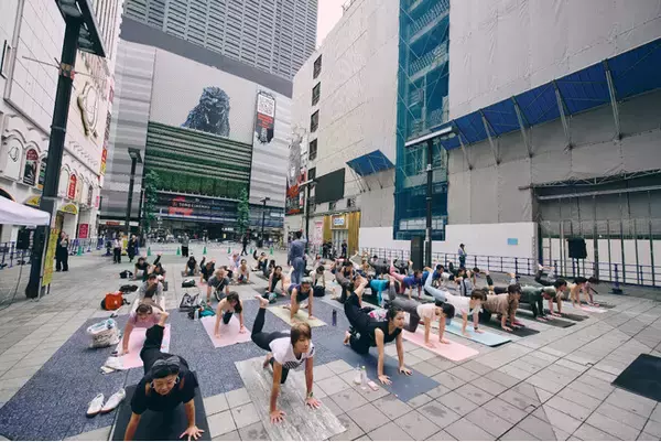 【イベントレポート】東急歌舞伎町タワー前で朝のヨガイベント「IGNITE × 東急歌舞伎町タワー KABUKICHO YOGA」を開催