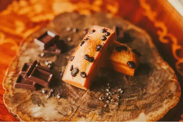 上野駅構内の焼きたてカヌレ専門店「KURAMAE CANNELE エキュート上野店」にて、2月限定で「チョコチップフィナンシェ」を発売