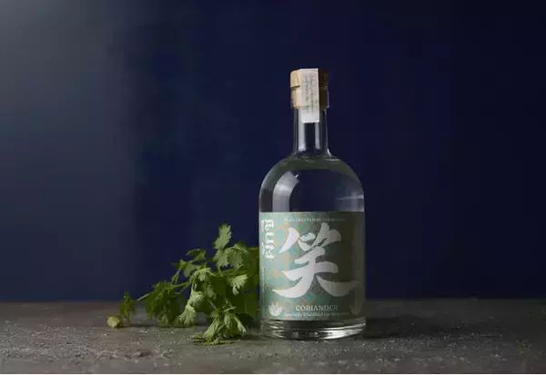 鮨すがひさと虎ノ門蒸留所とのコラボレーションによる特別な１杯。「変タイ鮨」に寄り添う香り高い『パクチー・ジン』が登場！