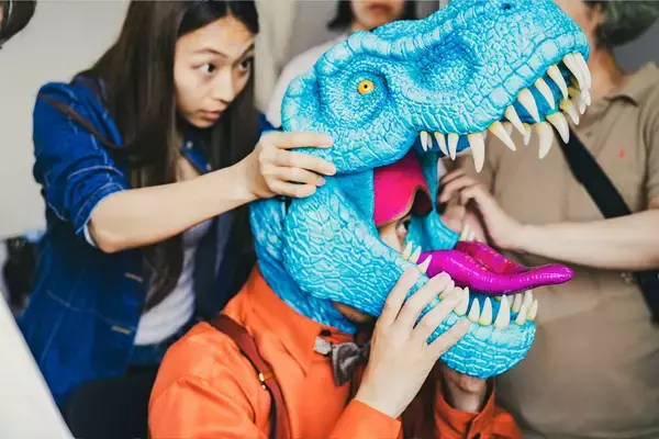 「AIを使って誰でもバンドに参加できる！？キングコング西野亮廣が謎の絶滅系アイドル「バンドザウルス」にかける想いとは。」の画像