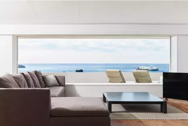 葉山の海に浮かぶ、白亜のバケーションヴィラ『HAYAMA Funny House』が全面リニューアルオープン