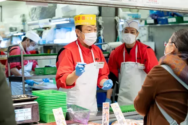 「「クレームの大魔王」から、「神接客」をする店員へ。角上魚類でお客様一人ひとりのニーズを引き出す大ベテラン「親切係」の接客の極意とは」の画像