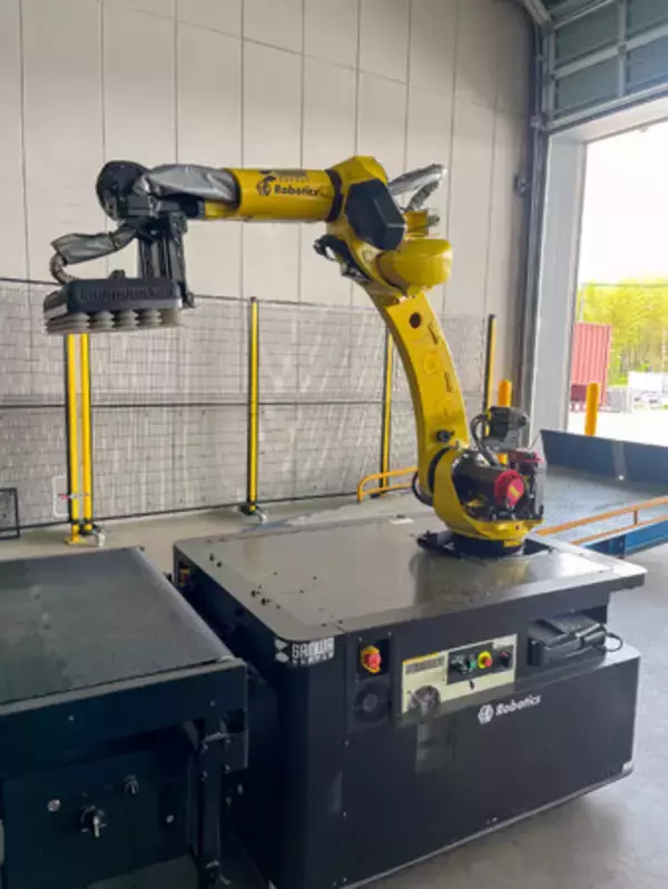 サンワサプライ（上海）、SGシステム、XYZ Roboticsコンテナ向け荷下ろしロボットをサンワサプライ東日本物流センターへ共同導入