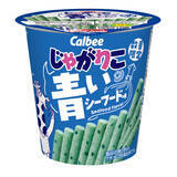 「SNSを中心に話題になった青い「じゃがりこ」が待望の復活！魚介のうま味を詰め込んだ、青い海の幸の味わい『青いじゃがりこシーフード味』」の画像1