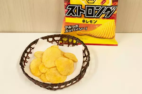 「安定した売上を誇る「湖池屋ストロング」が下した決断はフルリニューアル！主役は”辛レモン（シンレモン）”！」の画像