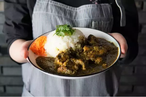 期間限定！アンカーホテル福山にて福山市田尻町産カリーノケールをたっぷり使った特製チキンサグカレーを提供開始。