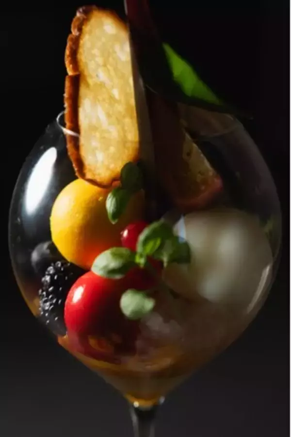 高貴な香りや濃厚な甘みととろける触感が楽しめる夏の味覚「国産マンゴー」を堪能