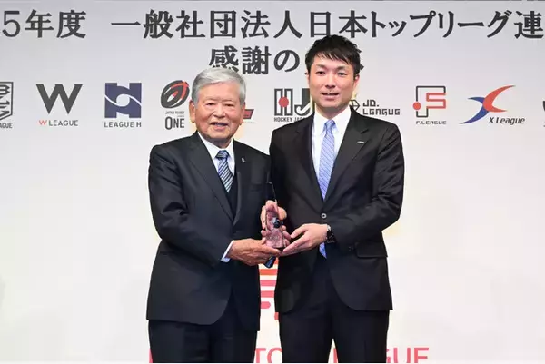 株式会社栃木ブレックス 藤本代表 トップリーグトロフィー受賞