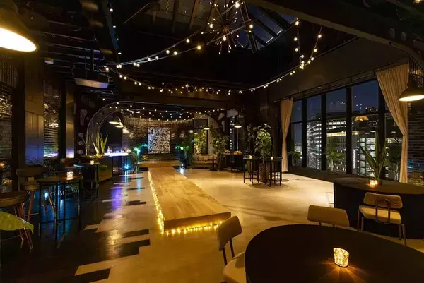 新宿のナイトビューとDJサウンドに囲まれたSEXYなルーフトップビアホール。 この夏はキンプトン新宿東京でNew Yorkバイブスを感じて！