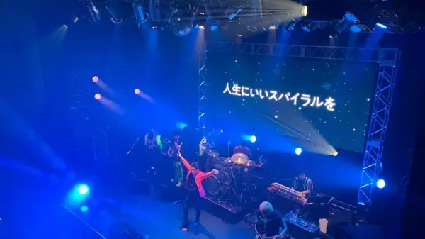 LEDビジョンで一体感のある演出を！THEGOLD無料ワンマンに大型LEDビジョンを導入しました。