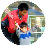 「ステイホーム生活つづきで、気分が沈んでいませんか。。？春休みは広くて安全なテニスコートで、なかよし親子で楽しく運動！「親子テニス春の無料体験会」の募集を開始しました。」の画像1