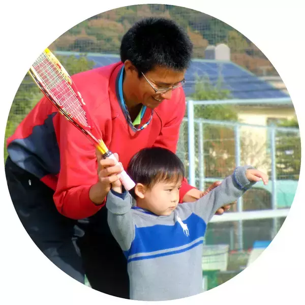 ステイホーム生活つづきで、気分が沈んでいませんか。。？春休みは広くて安全なテニスコートで、なかよし親子で楽しく運動！「親子テニス春の無料体験会」の募集を開始しました。