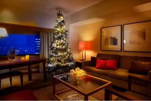 【神戸ポートピアホテル】限定1室「クリスマスルーム」が12/1より登場！“1000万ドルの夜景”と“煌めくツリー”が彩る特別なひととき