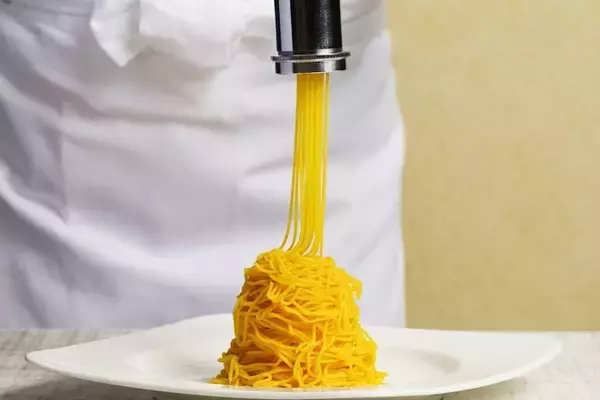 【ホテル日航アリビラ】南国のフルーツを使用した夏のしぼりたてモンブラン「マンゴー＆パイナップル」2022年6月1日（水）～9月30日（金）まで限定販売