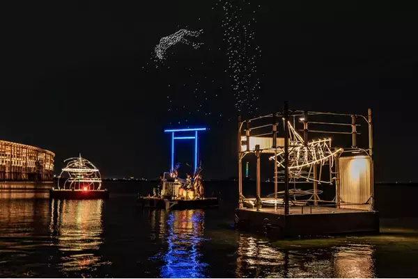 大阪・関西万博会場に 浮かぶ、 光る 鳥居の 正体は。 人と 宇宙の 調和を 表現した 水上の 空間彫刻作品群が 10月12日まで 展示中