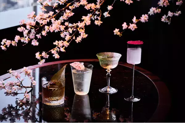 【ザ・リッツ・カールトン東京】春の息吹をテーブルに、心華やぐ美食の旅へ誘う瑞々しいいちごと桜が彩るストロベリーパフェやアラカルトなど新しい季節の訪れを五感で愉しむメニューを多数お届け