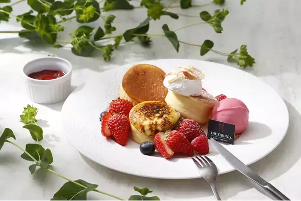 「みずみずしいいちごと、香ばしいブリュレ・まろやかなマスカルポーネホイップ・王道のプレーンが織りなす『いちごのトリプルリッチパンケーキ』新登場」の画像