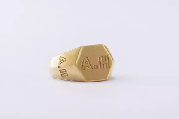 ゴールドを、もっと自由に。ギンザタナカからA.H K24シグネットリングが4月7日新発売