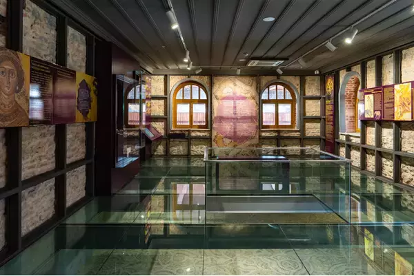 イスタンブルのカルチャーを楽しむ 壮麗なモザイク遺産 ゼイティンブルヌ・モザイク博物館と新作オペラ「エドゥサ」へ