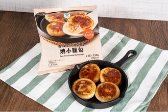 コンビニ冷凍食品初（※）！中華街などで人気のあの味が登場　ファミリーマートから“もちっ・カリッ・じゅわっ”な「焼小籠包」が新発売！包子（パオズ）の中からあふれるスープでおうちが「ネオ居酒屋」に！