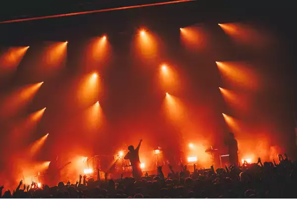 メガテラ・ゼロ　真夏のワンマンライブ “立錐の余地もないほどの人出”