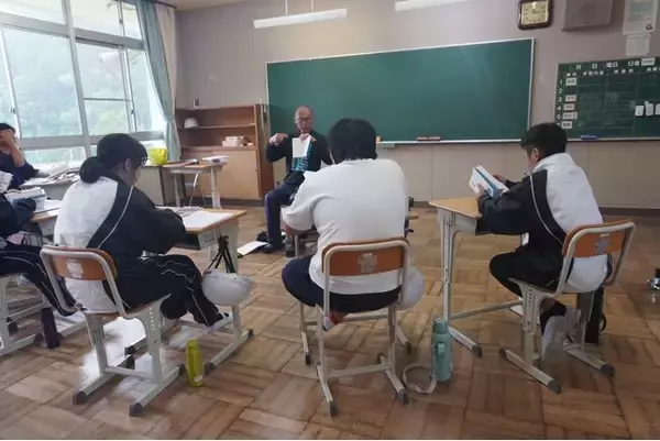 現役教員が学んだ速読メソッドが、公立中学校の授業へ──三重県熊野市立飛鳥中学校で鴨頭嘉人監修「ビジネス脳トレ速読」を活用