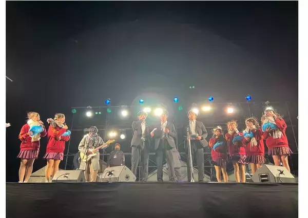 佐藤三兄弟、 Fun×Famが『ニューイヤーズカウントダウン2022』に登場！　和歌山マリーナシティで「知って、肝炎プロジェクト」の啓発活動を実施