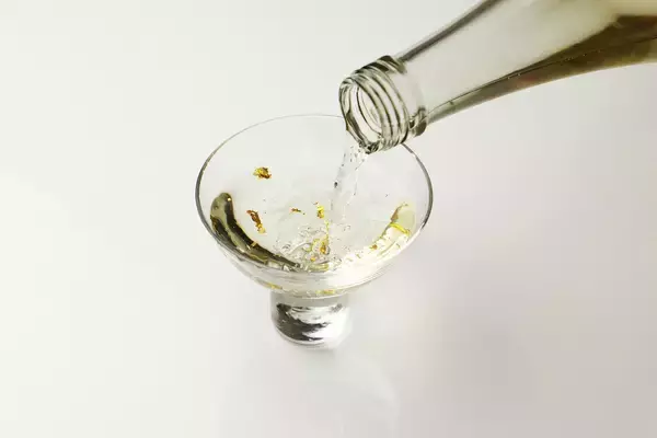 「新年を“金箔入りの日本酒”で祝う。祝い酒「金賀 -KINGA-」が生まれた理由」の画像