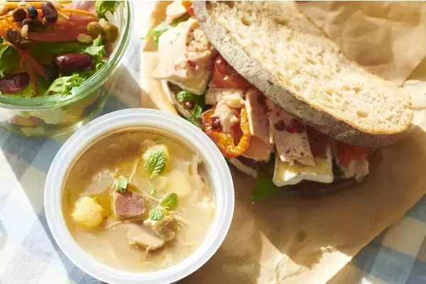 野菜をMOTTO　ベジMOTTOスープ　「高知産生姜とごろっとさつま芋のもち麦入り蒸し鶏白湯スープ」新発売