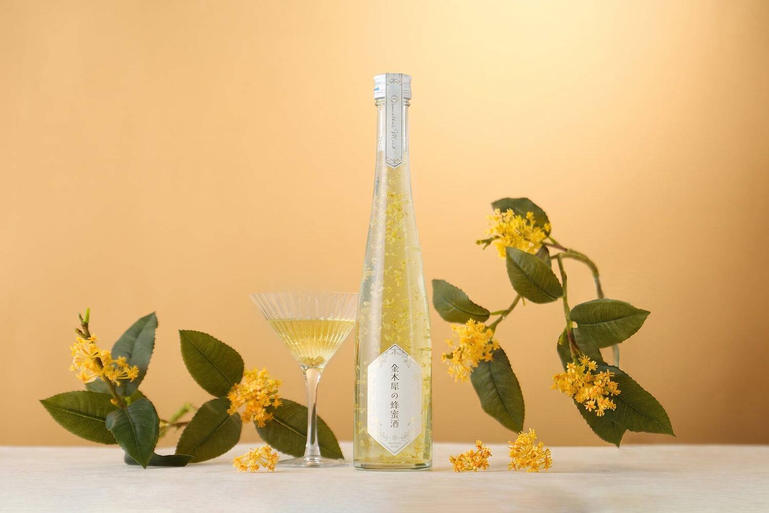 金木犀の無数の花が瓶を舞う、秋を楽しむリキュール「金木犀の蜂蜜酒」ができるまで