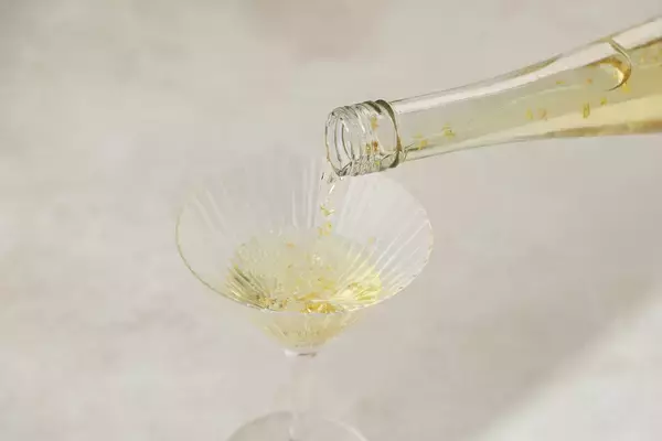 「金木犀の無数の花が瓶を舞う、秋を楽しむリキュール「金木犀の蜂蜜酒」ができるまで」の画像