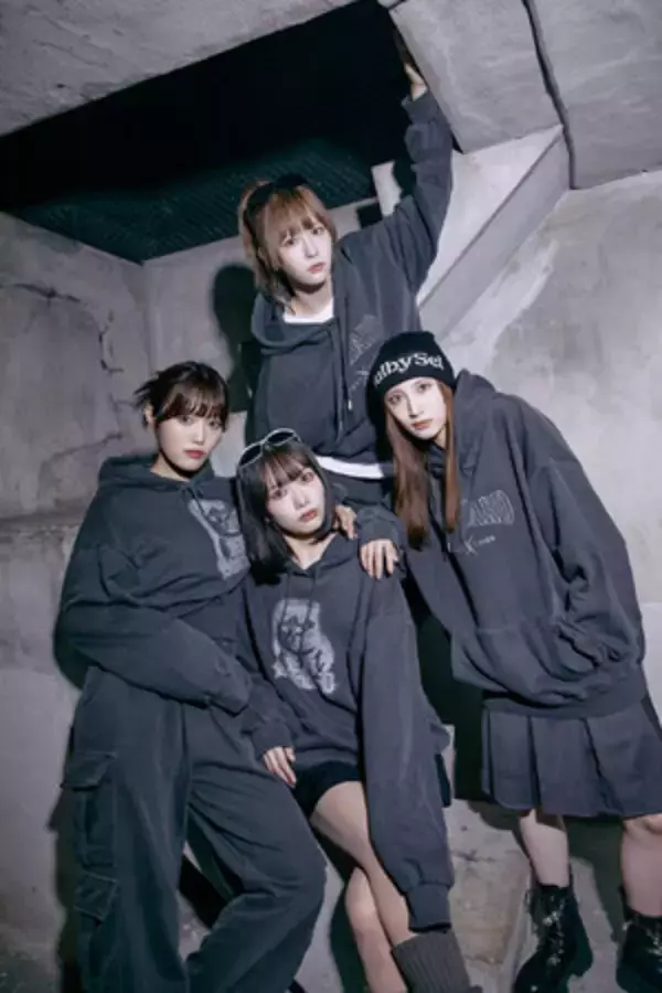 ボーカルダンスグループ「PASSCODE（パスコード）」と、韓国ブランド「1989standard（1989スタンダード）」とのコラボ商品がセレクトストア「60％（シックスティーパーセント）」にて発売