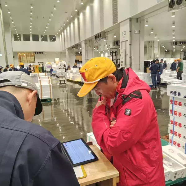 「「100年企業」を目指して。「買う心 同じ心で 売る心」を次世代へ繋ぐ、角上魚類・栁下社長が語る日本一の魚屋への歩み」の画像