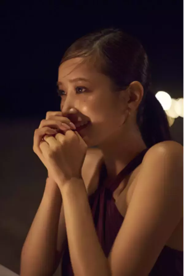 日向坂46・佐々木久美1st写真集『めくる日々』先行カット第6弾　プライベートビーチで二人だけのディナーデートを満喫