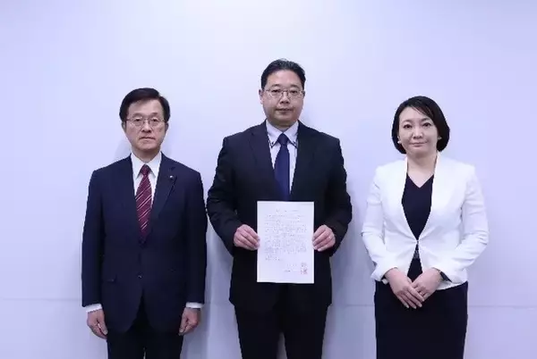 「２月４日（水曜）、港区と港区議会が２３区で唯一の米軍ヘリポート基地の撤去に関する要請書を防衛省と東京都に提出しました」の画像