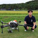 「北斗市の農業高校生が農業用ドローンの自動航行・水散布デモを見学」の画像1