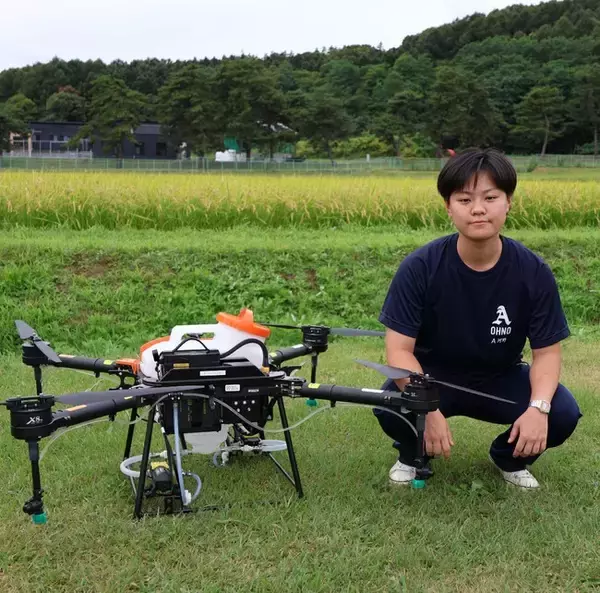 北斗市の農業高校生が農業用ドローンの自動航行・水散布デモを見学