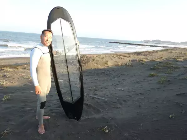 ボードが存在しない様な透明なサーフィン体験、廃棄ペットボトルで製造する透明サーフボード「Sea Through」の誕生ストーリー