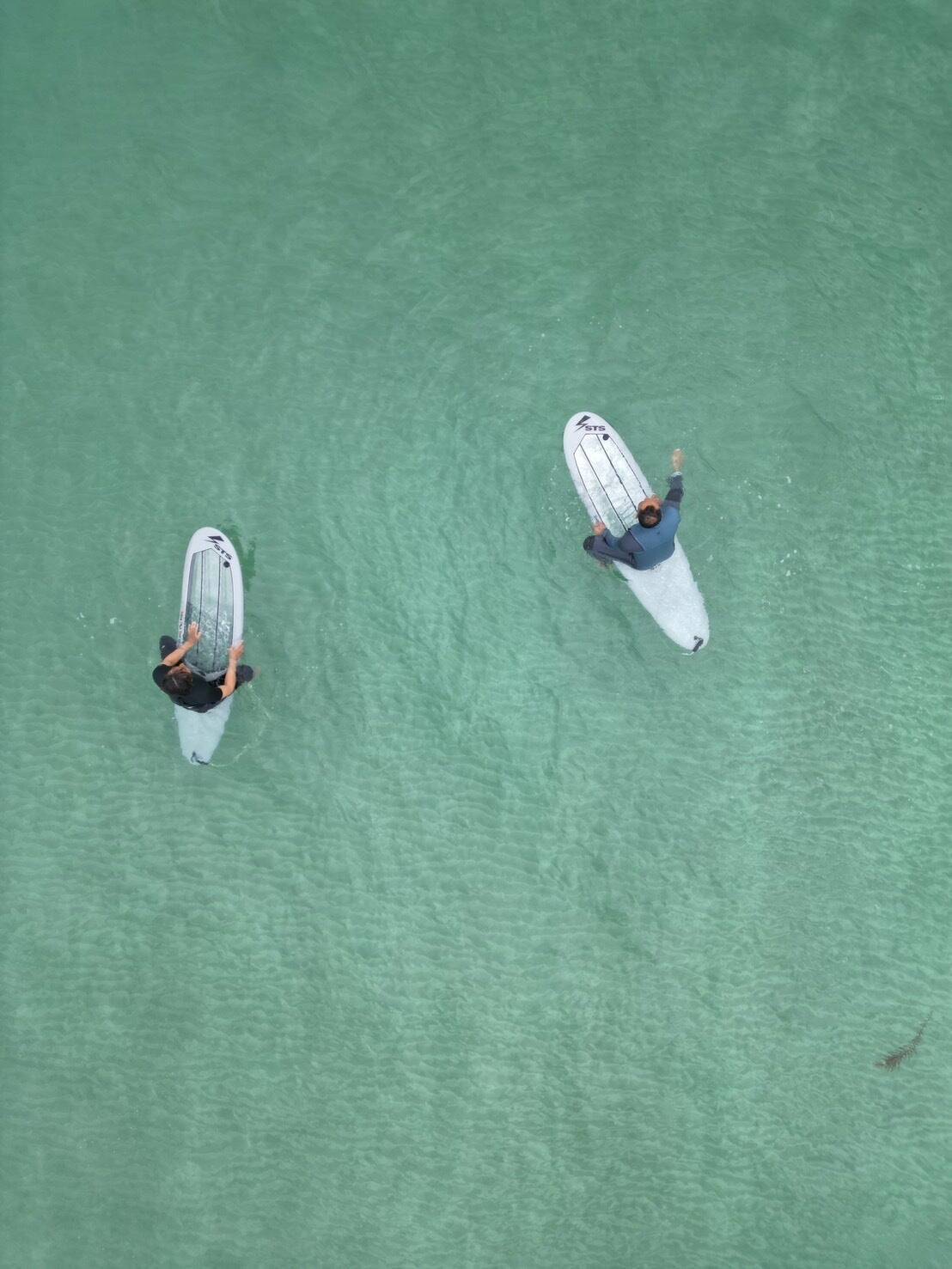 ボードが存在しない様な透明なサーフィン体験、廃棄ペットボトルで製造する透明サーフボード「Sea Through」の誕生ストーリー