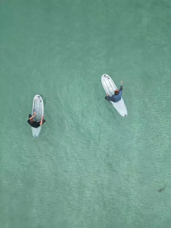 「ボードが存在しない様な透明なサーフィン体験、廃棄ペットボトルで製造する透明サーフボード「Sea Through」の誕生ストーリー」の画像